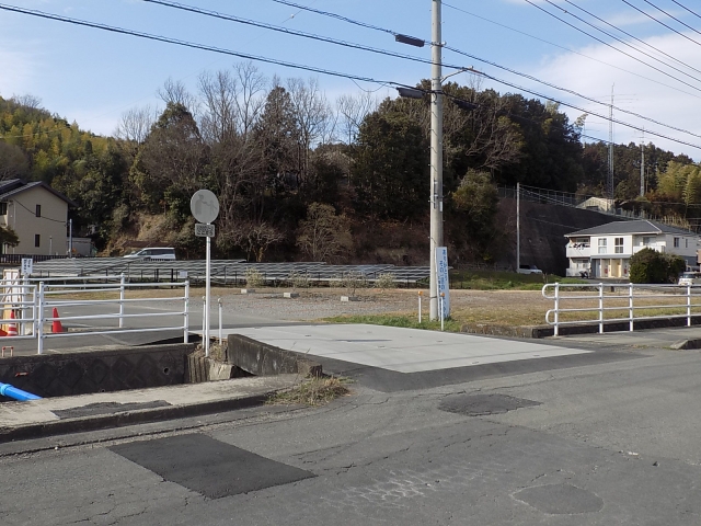 仏橋バス停側駐車場の写真